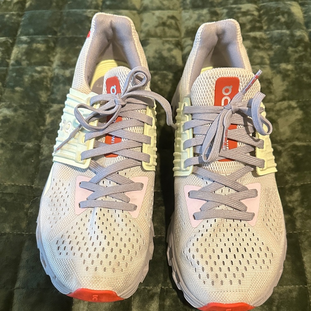 On Running Women's Light Gray and Red Shoes 7.5